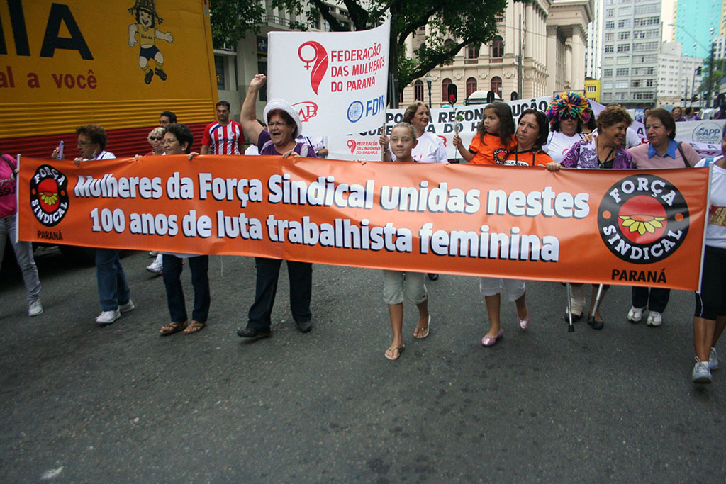 Mulheres da Força-PR participam da passeata “100 anos de luta, histórias e conquistas”